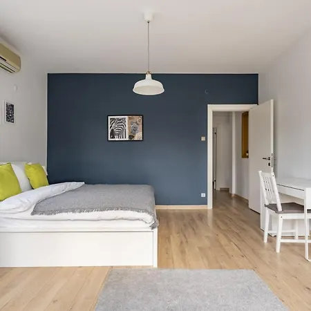 Specious And Stylish Near Bagdat Street With Excellent Location In Kadikoy *