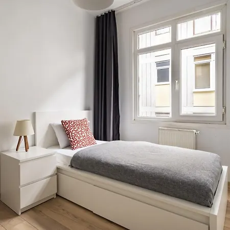 Apartment Specious And Stylish Near Bagdat Street With Excellent Location In Kadikoy