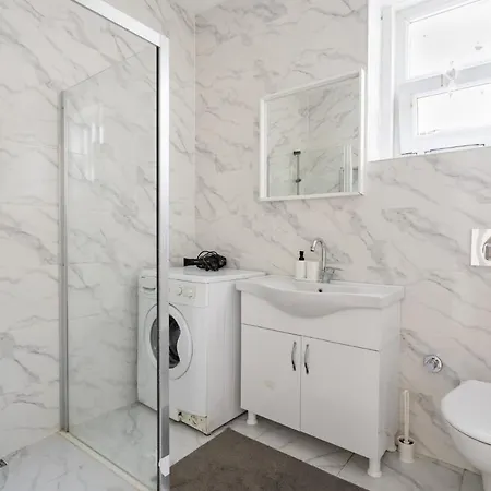 Apartment Specious And Stylish Near Bagdat Street With Excellent Location In Kadikoy Istanbul